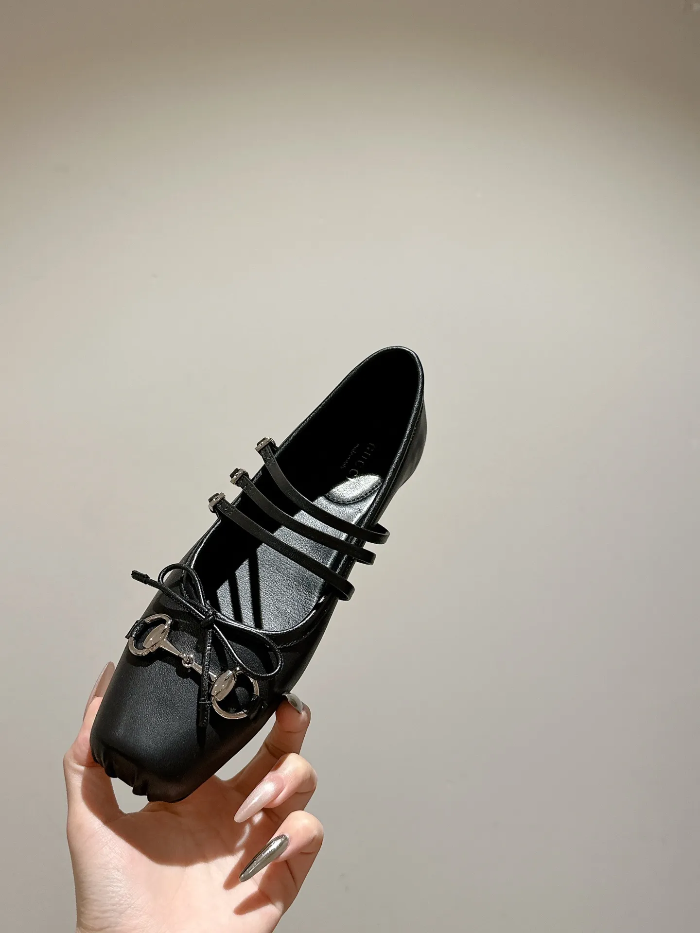 👟👟Ex-factory price 520👟👟 Gucci 2025 early spring 25 series new products🆕Flat ballet shoes horsebit new small square toe shoes, square toe design with elegant bow details, classic, refined, elegant, playful and fashionable flat shoes, creating an excellent wearing experience ▪️Fabric: original custom canvas/sheepskin ▪️Inner lining/foot pads: high-end custom sheepskin lining ▪️Heel height: flat ▪️Outsole: Italian genuine leather ▪️Number of yards: 35-39 (40.41 customized, non-refundable)